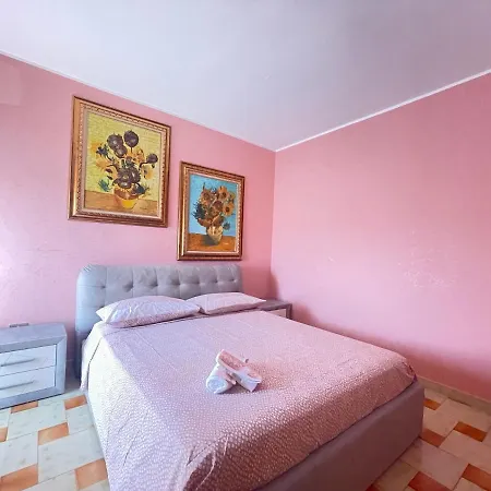 Lady Apartment *